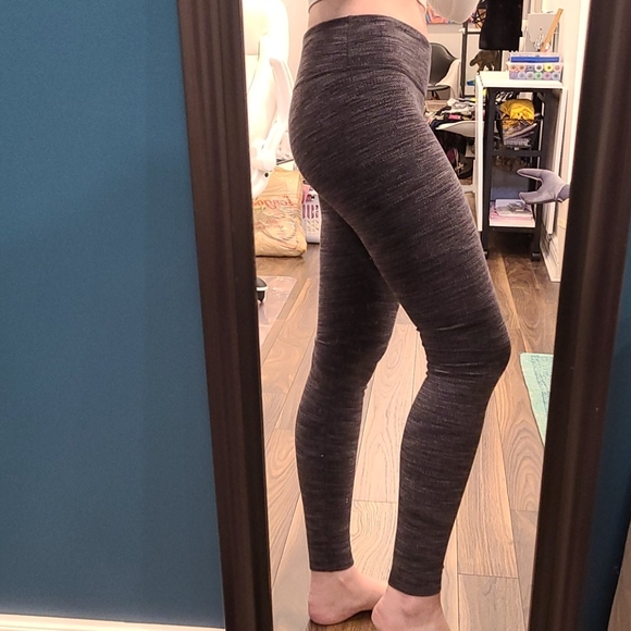 Lululemon yoga pants - Picture 2 of 6